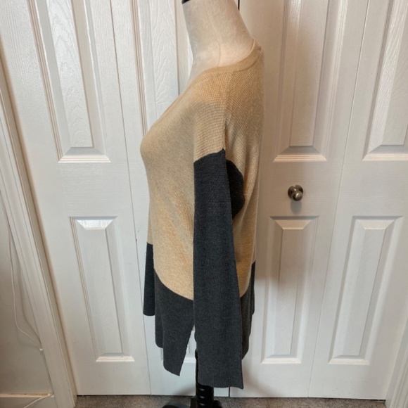 Women’s Size S Vince Camuto sweater - Picture 5 of 8